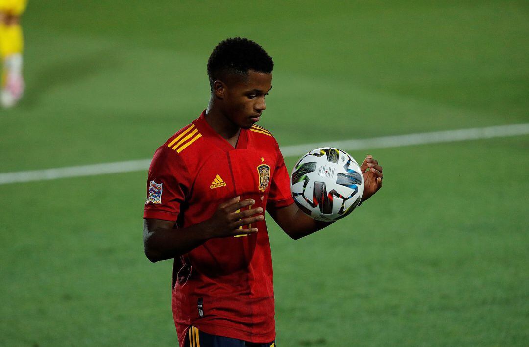 El delantero de la selección española Ansu Fati coge el balón durante el partido de la Liga de Naciones.