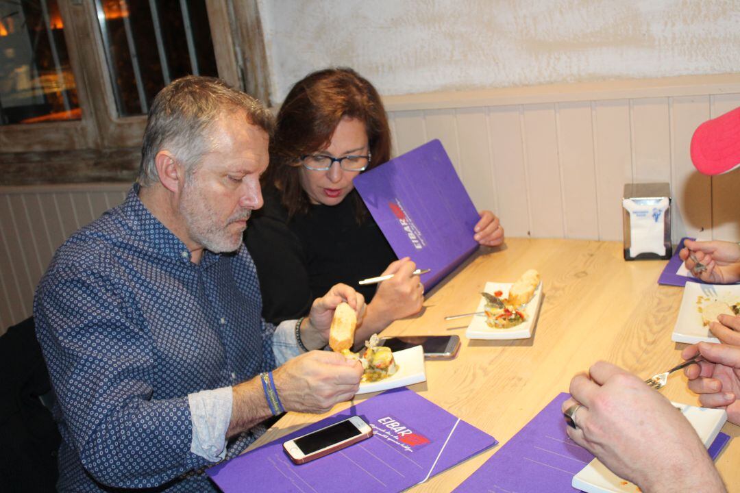 Aitor Buendía y Mireia Alonso prueban uno de los pintxos que disputaron las semifinales