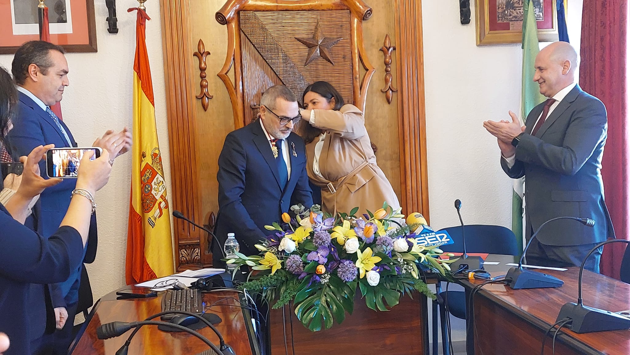 Momento en el que la alcaldesa impone la Medalla de Oro al presidente de la Asociación Cultural &#039;Saudar&#039;