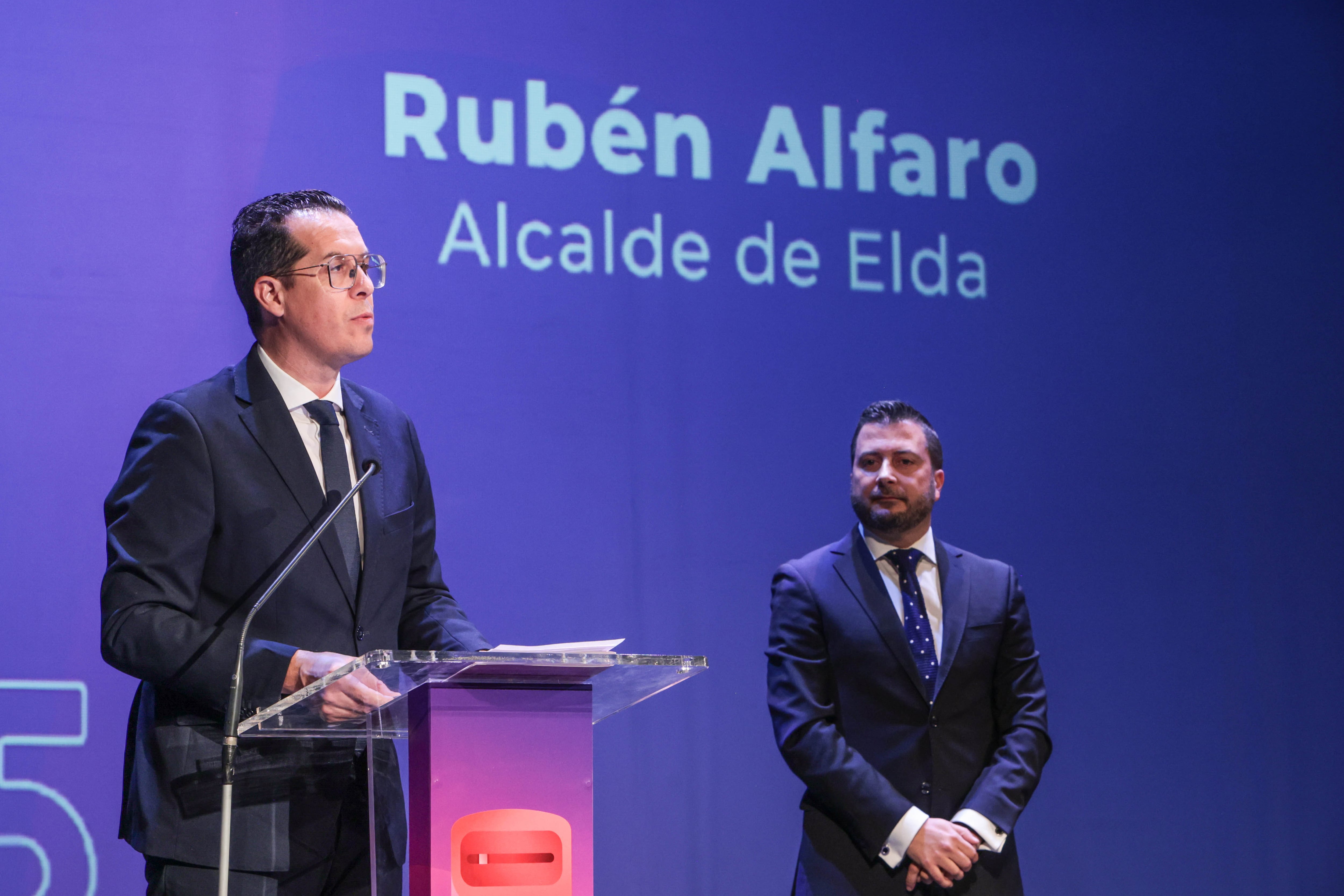 Rubén Alfaro, alcalde de Elda; y Baldomero Giménez, director del Grupo Radio Elda