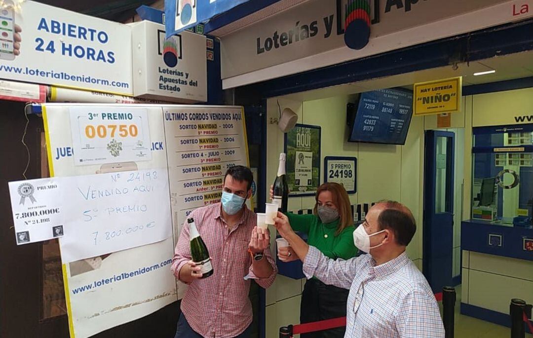 Los loteros de &#039;La primera&#039; de Benidorm celebran el quinto premio vendido casi en su integridad