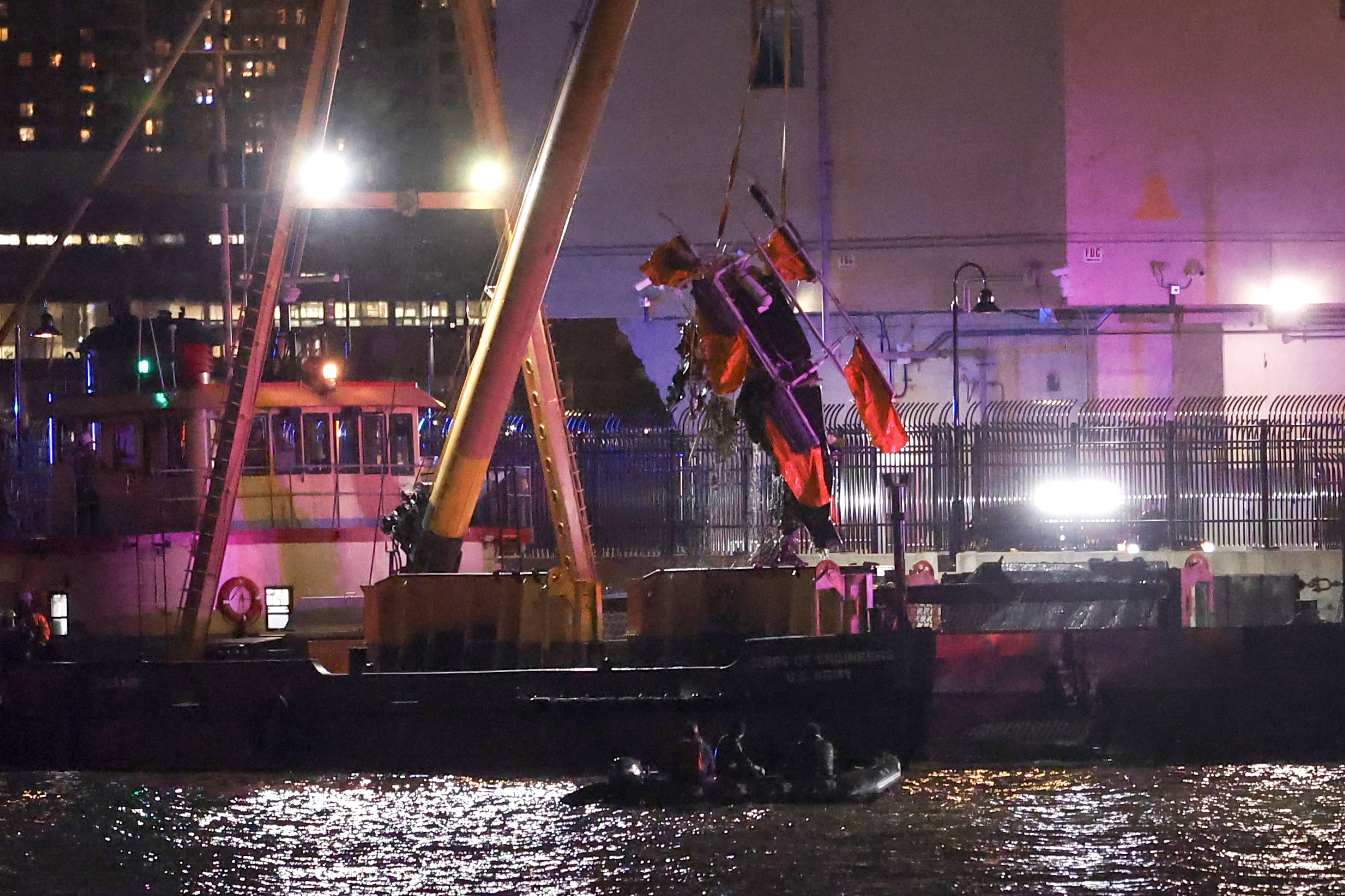 Fotografía de archivo fechada el 10 de abril de 2025 que muestra integrantes de equipos de emergencia retirando un helicóptero del río Hudson después de que se estrellara, en Jersey City