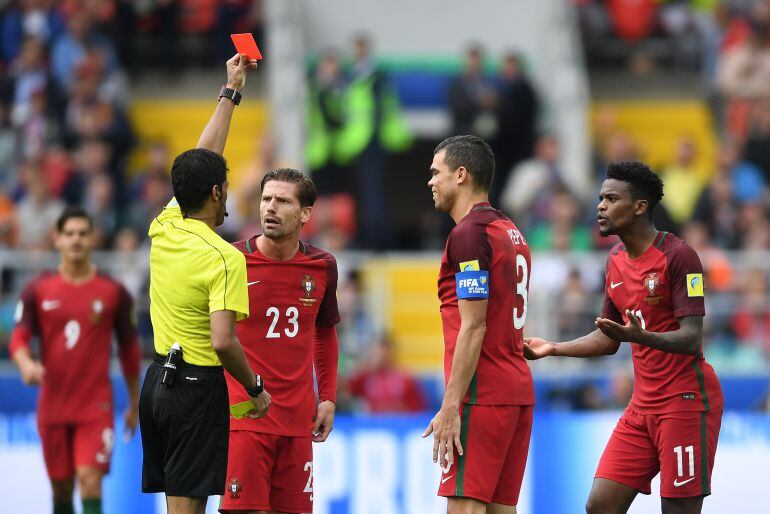 Fahad Al Mirdasi sanciona con una tarjeta roja a Nelson Semedo durante un Portugal - Mexico. 