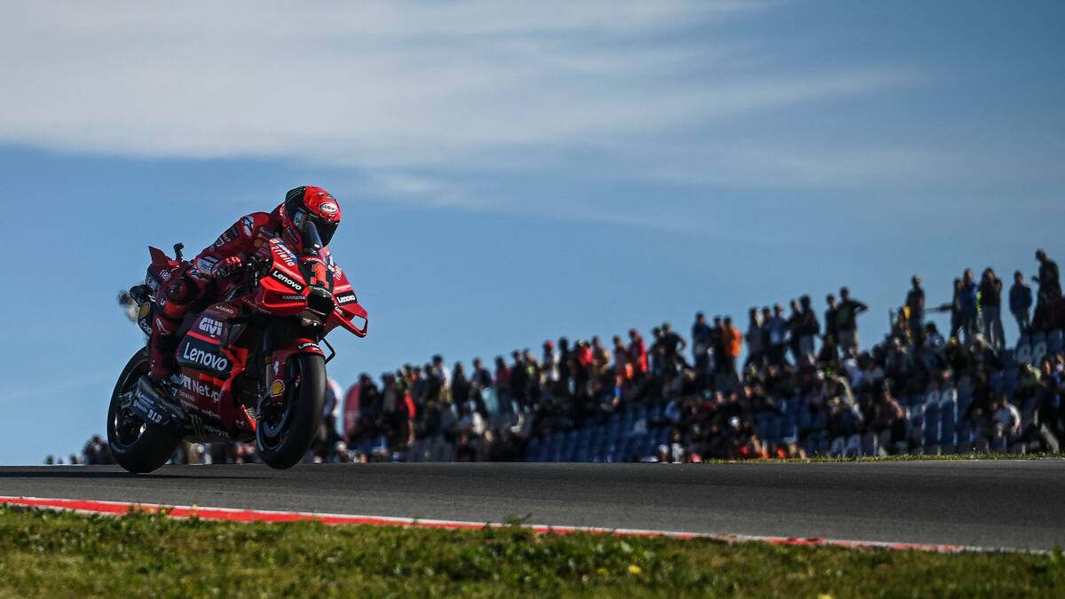 Pecco Bagnaia reina en el Algarve y Márquez pierde el favor del público portugués