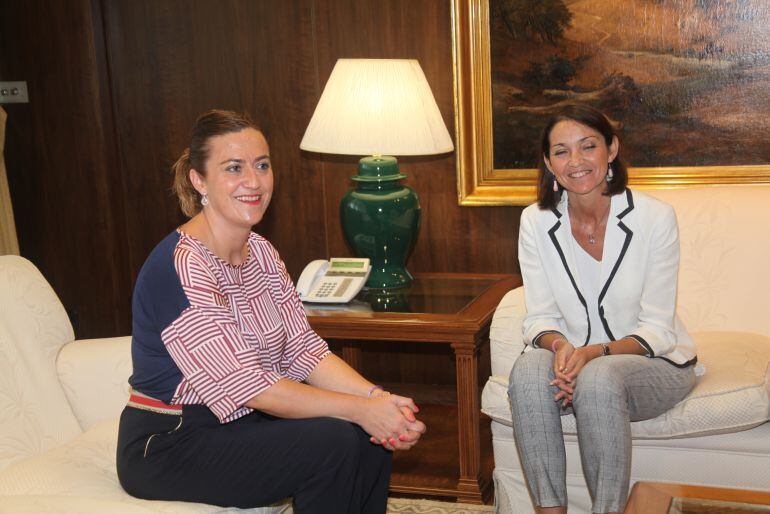 Virgina Barcones (i) y la ministra Reyes Maroto, durante la reunión mantenida ayer.