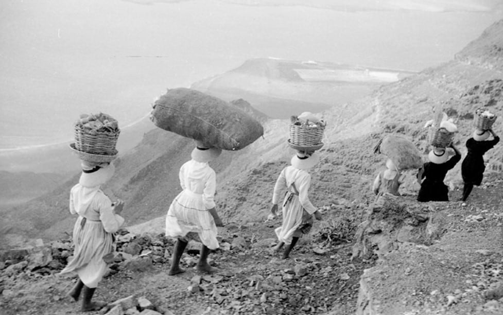 Muejeres gracioseras bajando el Risco.