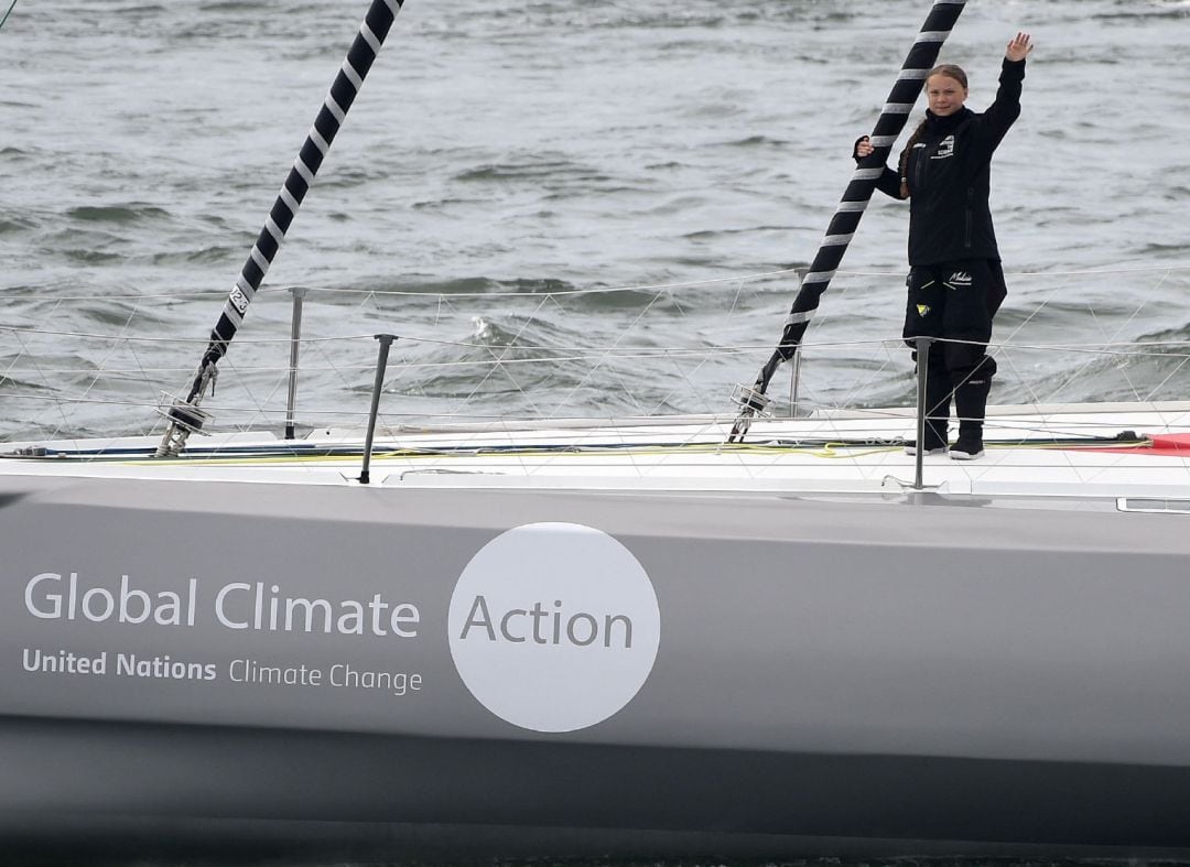 La activista Greta Thunberg inicia su viaje desde el puerto de Plymouth