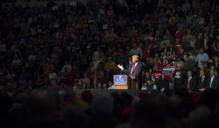 El presidente electo Donald Trump habla durante su gira de agradecimiento en Hershey, Pennsylvania (EE.UU.)