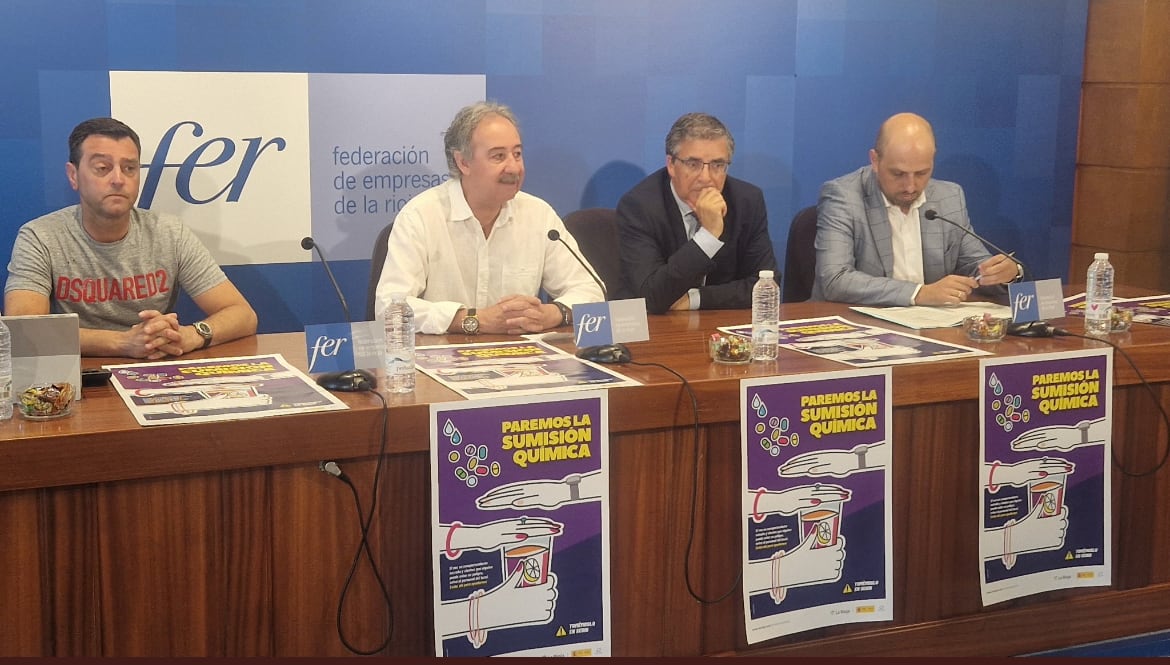 El portavoz de la junta directiva de la Asociación de Salas de Fiestas, Discotecas y Ocio Nocturno, Víctor Riera, el presidente de Hostelería Riojana de la FER, Paco Martínez Berges, el consejero de Servicios Sociales y Gobernanza Pública, Pablo Rubio, el director general de Justicia e Interior, Jorge Medel han ofrecido a sesión informativa sobre la iniciativa &quot;Paremos la sumisión química&quot;.