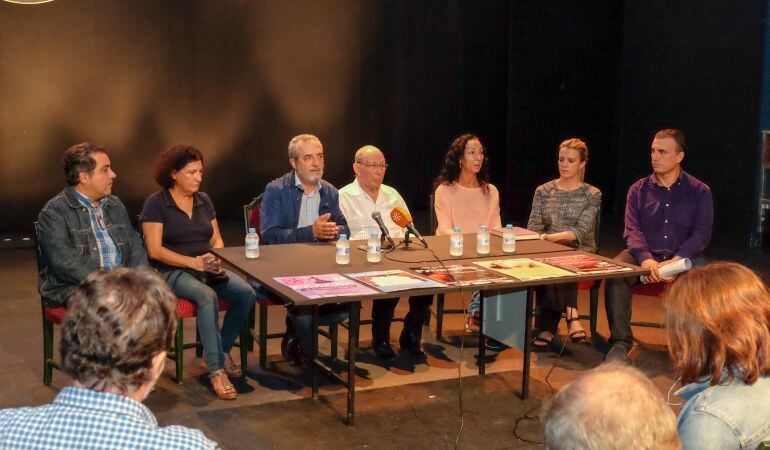 El delegado municipal Juan Mnauel Flores, junto a Salvador Távora, en la presentación de la programación del teatro que lleva su nombre en el Cerro del Águila