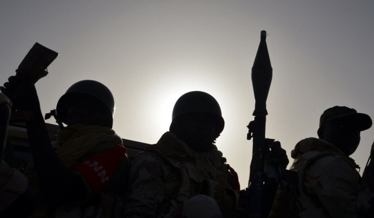 Soldados nigerianos vigilan la frontera de Nigeria para impedir la entrada de terroristas de Boko Haram. 