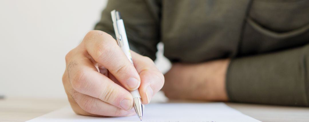 Persona escribiendo una carta