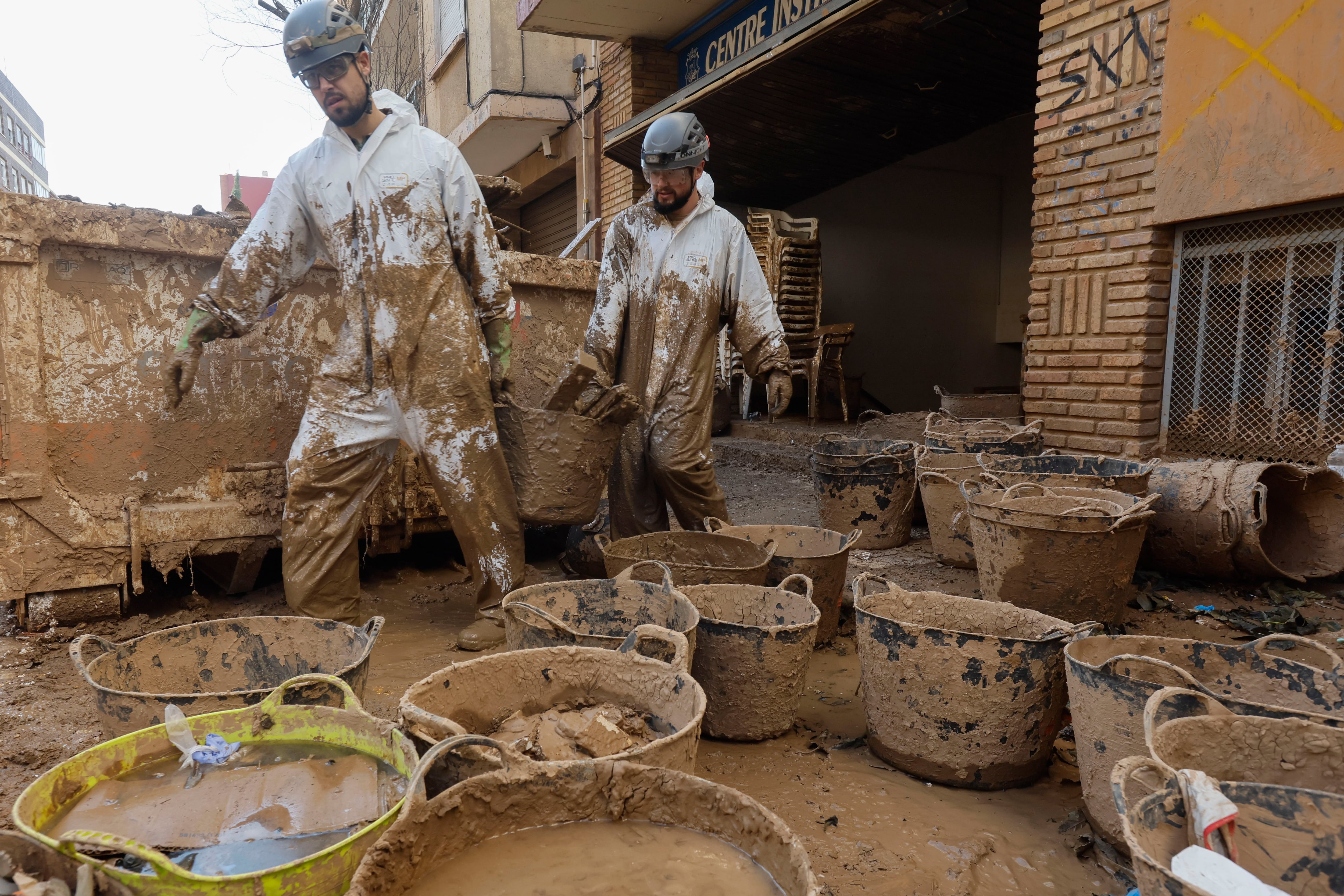 Limpieza de un garaje afectado por la DANA