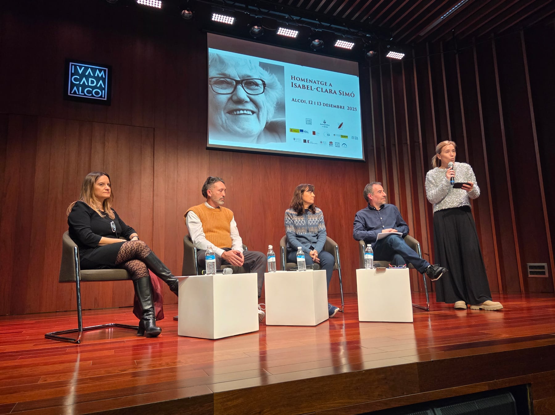 Un instant inicial de la xarrada sobre Isabel-Clara Simó, en el saló d'actes, de l'IVAM CADA Alcoi, amb la presentació de la regidora de Cultura, Elisa Guillem