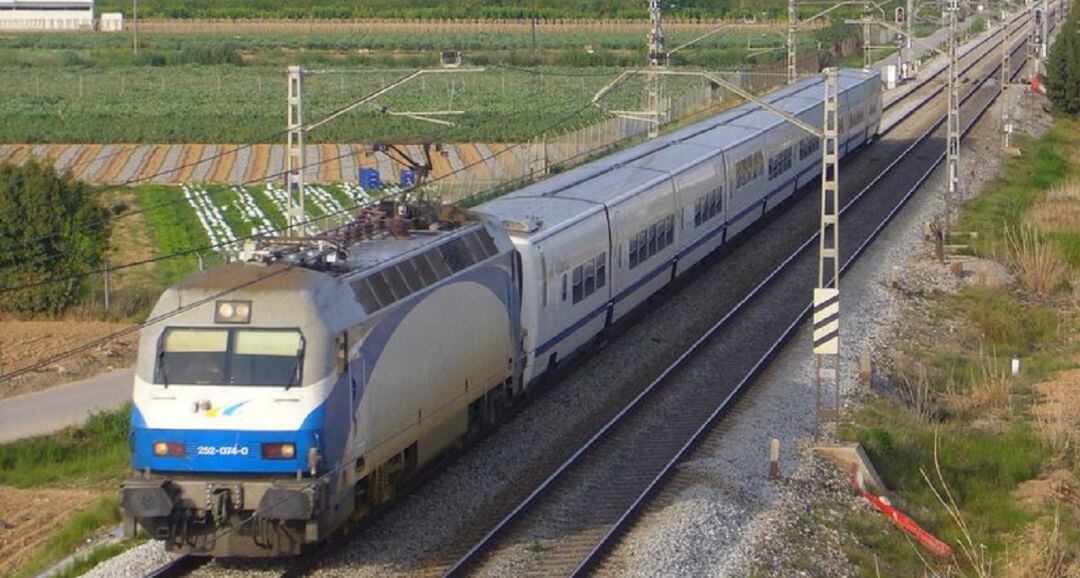 Los desprendimientos derivados de las lluvias han dañado la vía