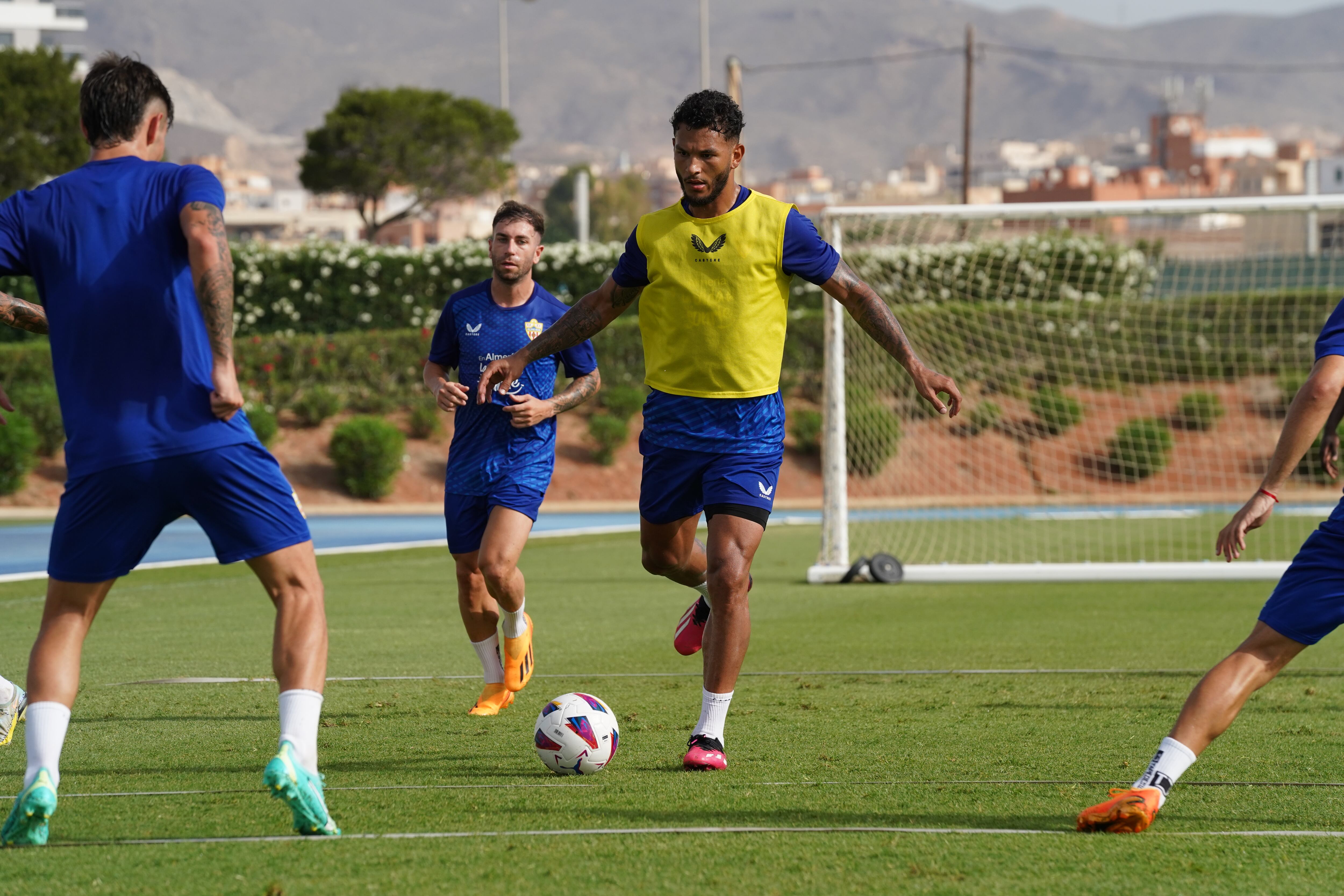 Luis Suárez tiene la cabeza en el Almería pero mientras el mercado esté abierto...