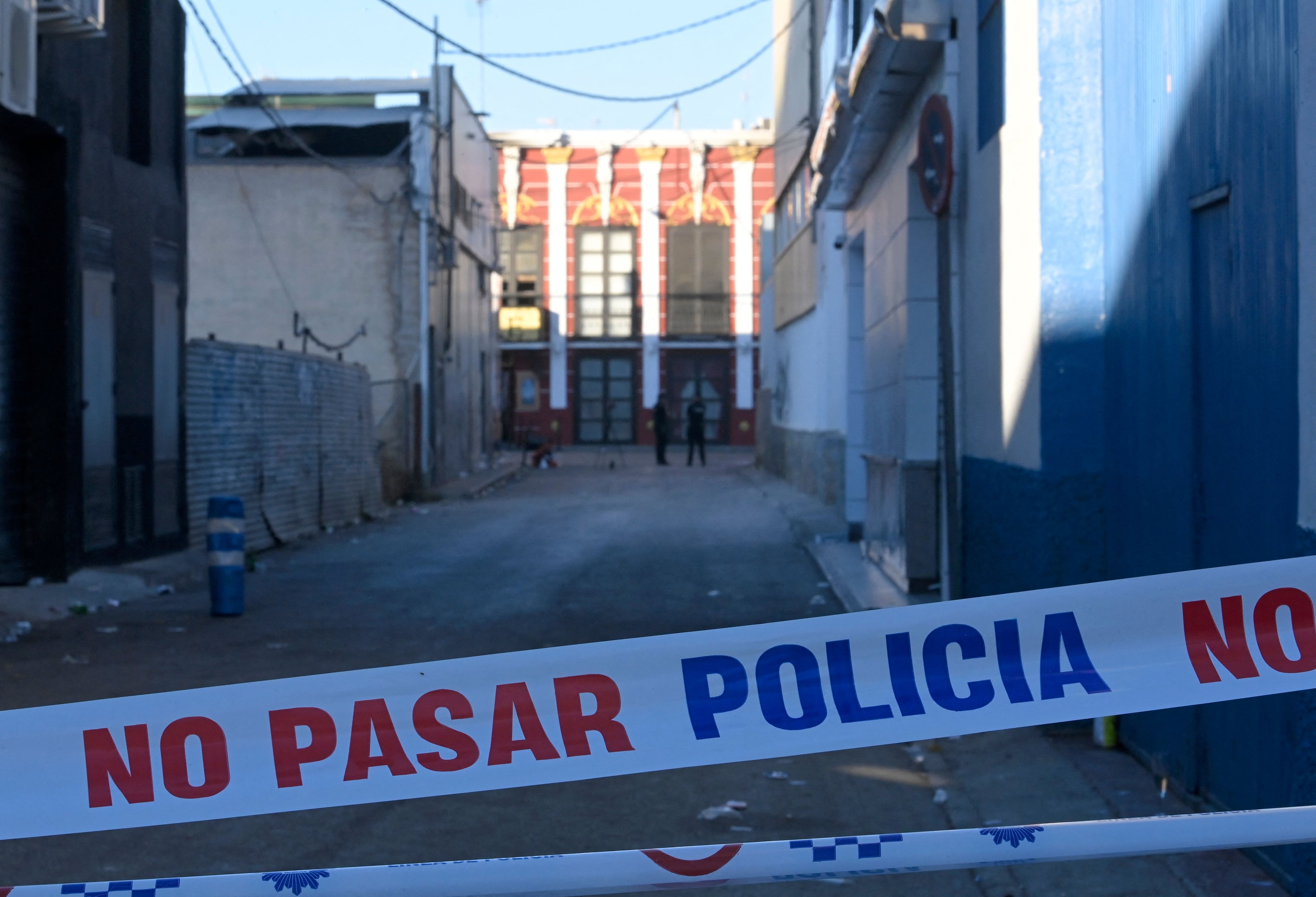 Perímetro de seguridad marcado por la policía en el entorno de las discotecas incendiadas en la zona de ocio de Atalayas (Murcia)