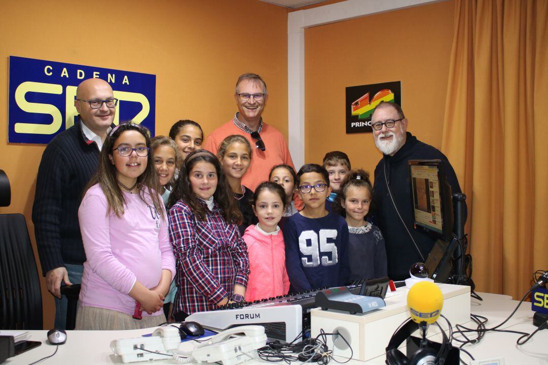 Alumnos del colegio Padre Poveda visitan Radio Guadix Cadena SER con motivo del día internacional de la radio.