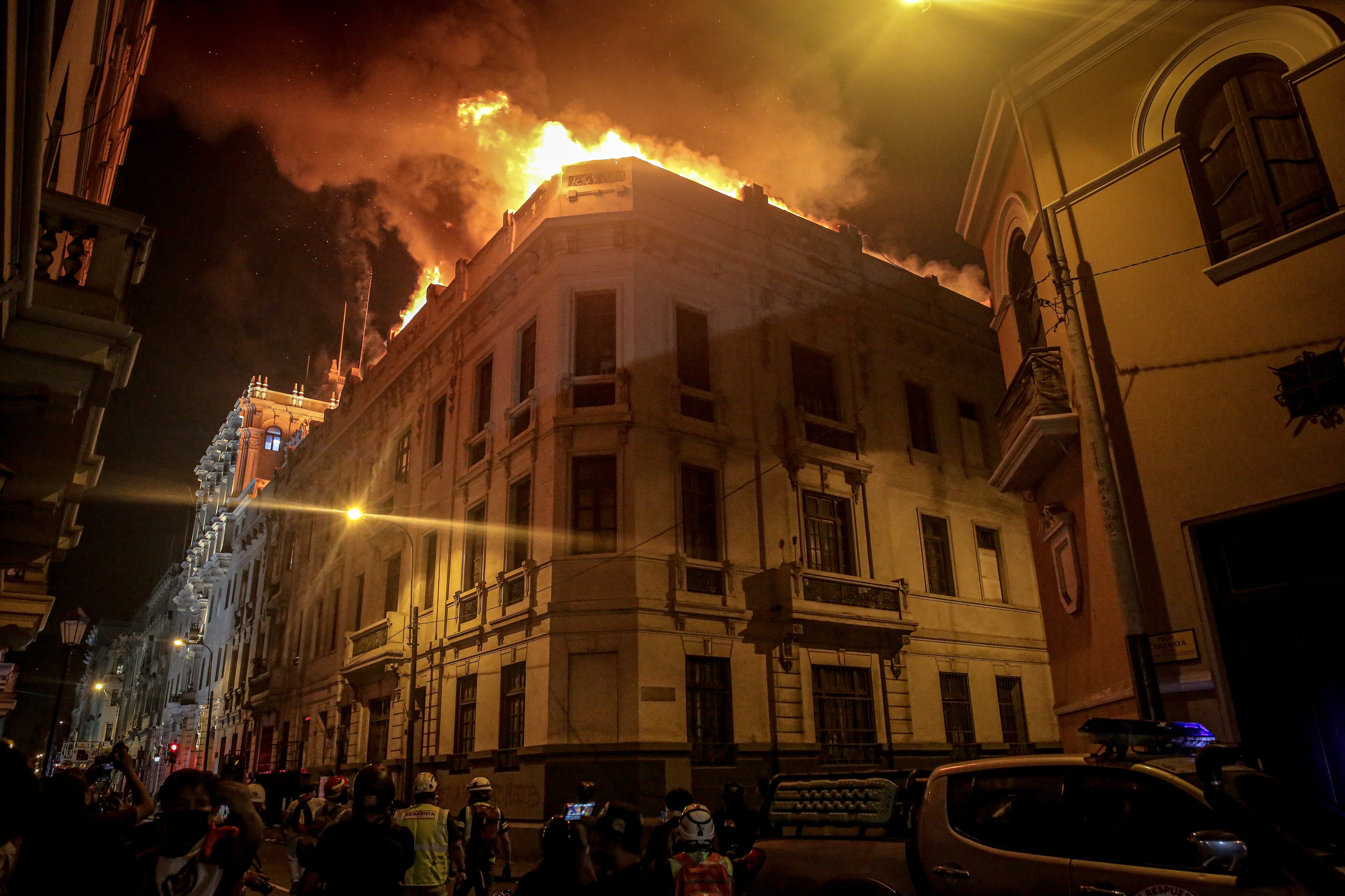 Fotografía del incendio de un edificio hoy, en el centro de Lima (Perú). EFE/ Str