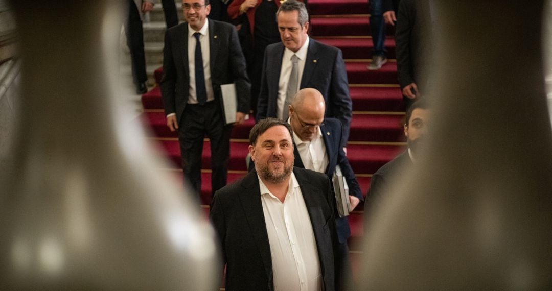 El exvicepresident de la Generalitat y preso del &#039;Procés&#039;, Oriol Junqueras, baja las escaleras del Parlament