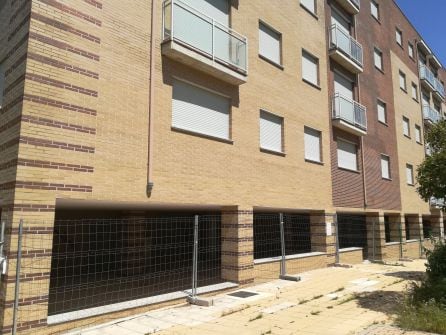 El edificio en el que se dio el problema de okupación sigue vallado casi un año después.