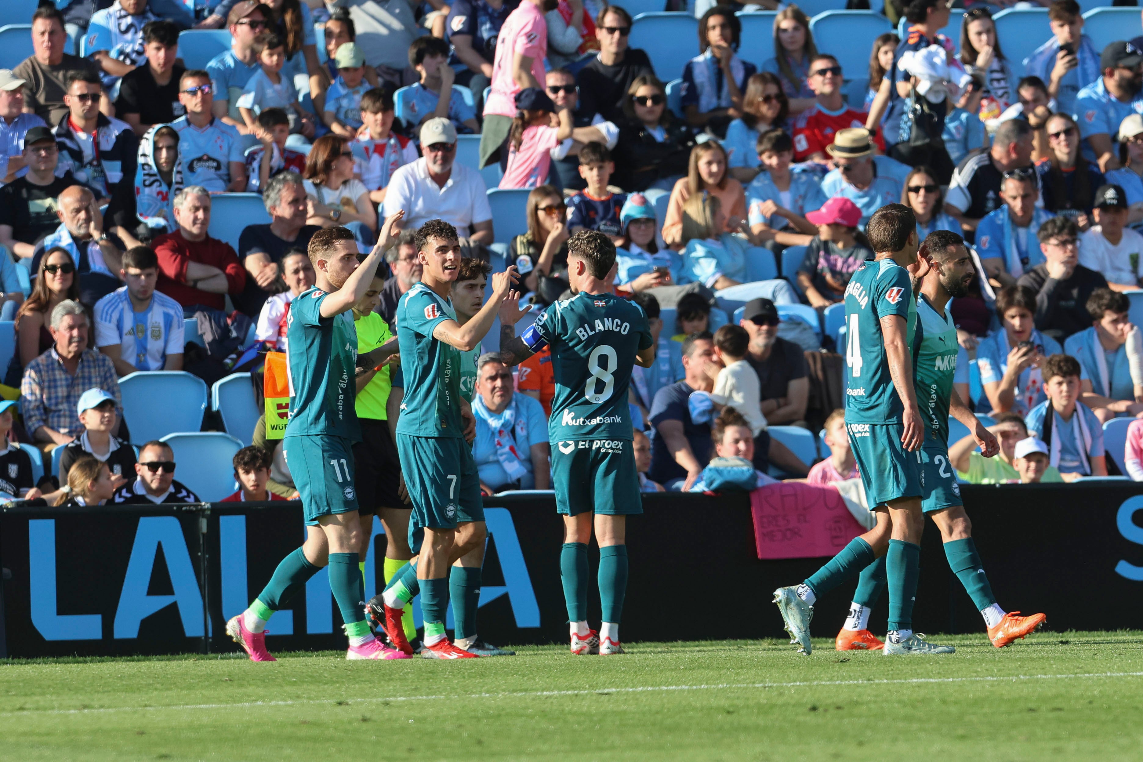 VIGO, 22/03/2026.- Los jugadores del Alavés celebran un gol contra el Celta de Vigo, durante el partido de la jornada 29 de LaLiga EA Sports que disputan en el Estadio Abanca Balaídos de Vigo, Galicia, este domingo. EFE/ Salvador Sas