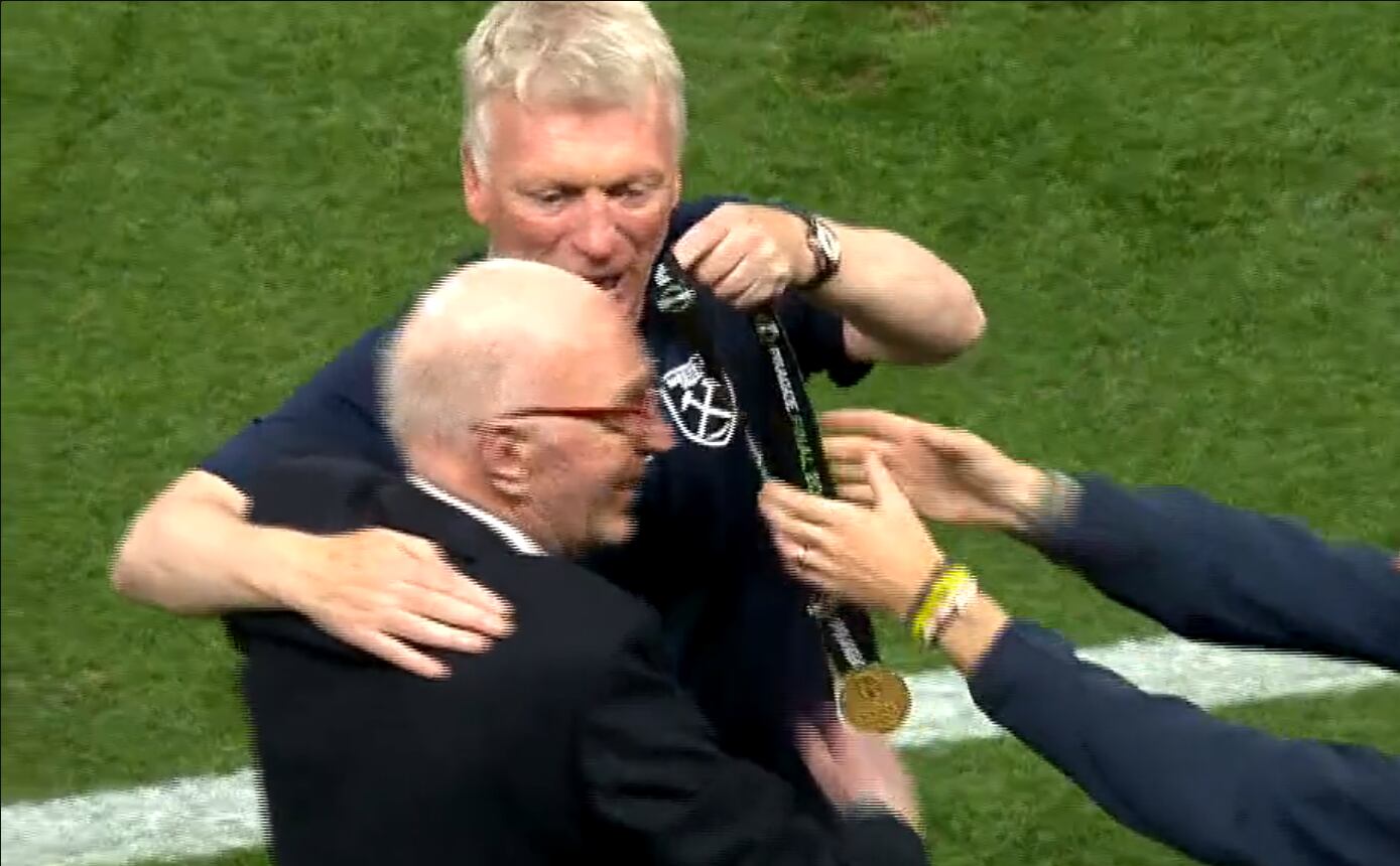 David Moyes le pone la medalla de campeón a su padre