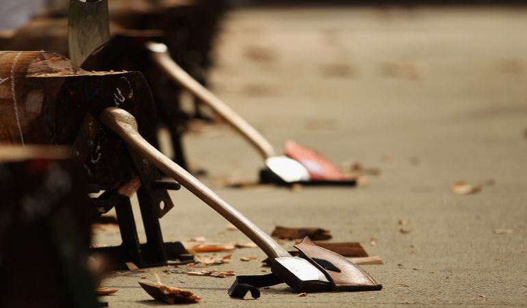 Varias hachas enfundadas