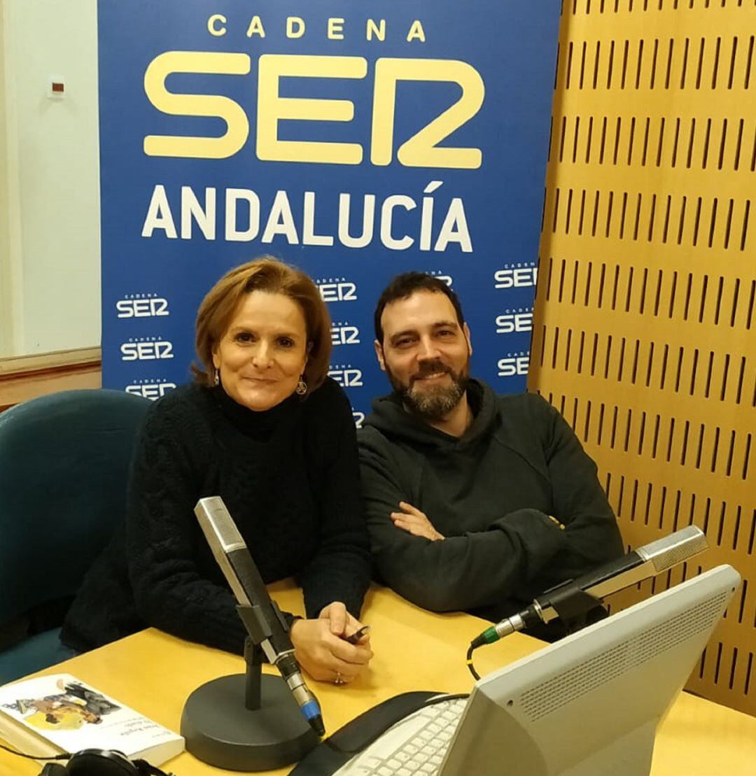 Sonsoles Ferrín Soria junto al autor, Iván Repila en los estudios de la Cadena Ser Andalucía