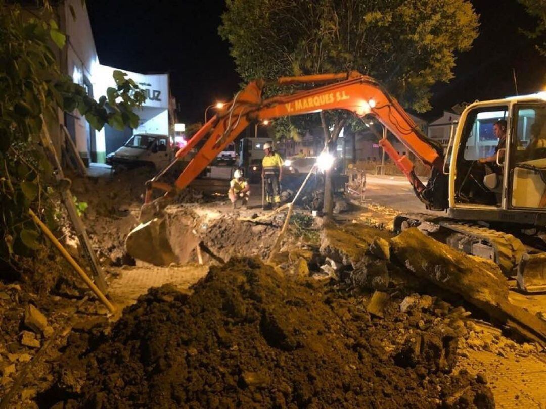 Una máquina trabaja en la tubería afectada