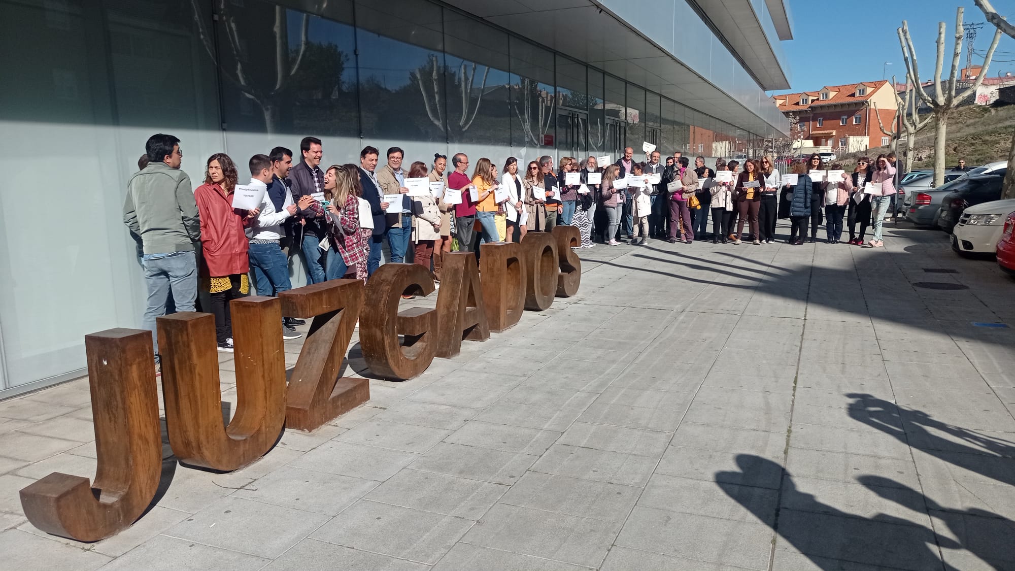 Los trabajadores se han concentrado a las puertas de los Juzgados de Cuenca