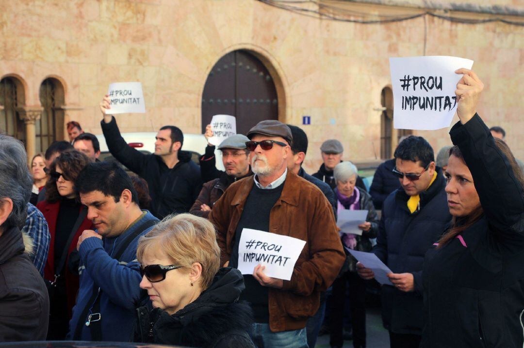 Un centenar de personas se concentraron el pasado sábado ante el Arzobispado de Tarragona para protestar y expresar su rechazo a los abusos a menores, presuntamente cometidos por capellanes.