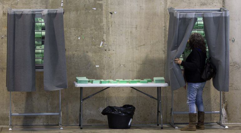 Los vecinos de la localidad de Aracena comienzan a votar a primera hora de la mañana en las elecciones autonómicas.