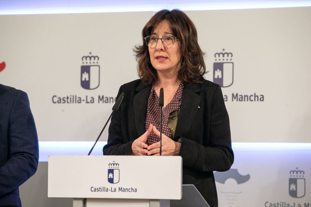 La consejera de Igualdad y portavoz de C-LM, Blanca Fernández, en rueda de prensa