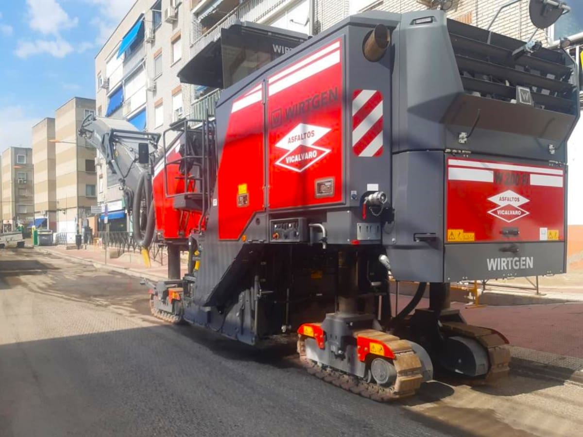 Bruno Garrido, edil de Desarrollo Local de Parla, repasa los trabajos de asfaltado