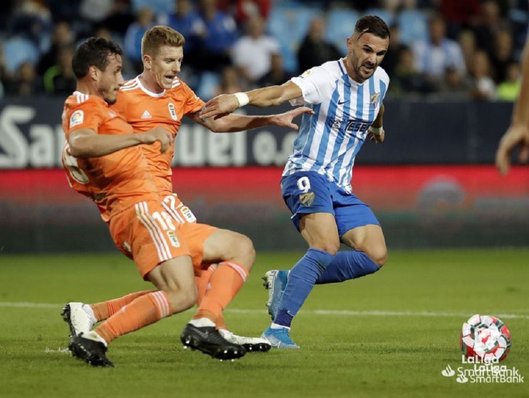 Christian Fernández y Mossa luchan por un balón junto a Sadiku