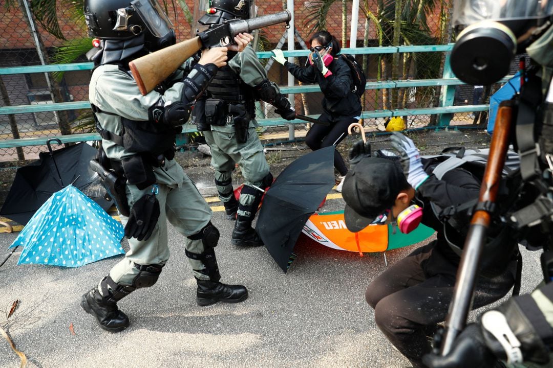 Carga policial a los estudiantes de la Politécnica en Hong Kong.