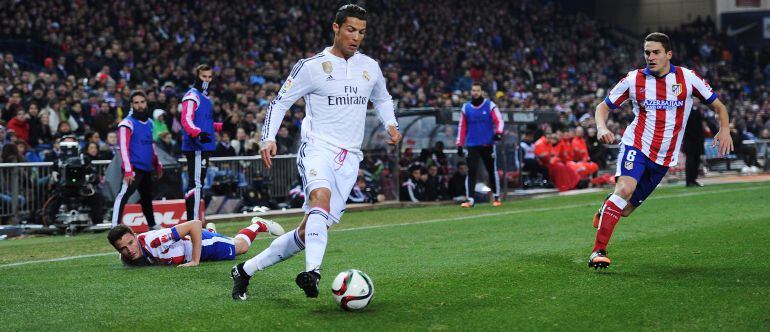 Cristiano Ronaldo, en una jugada durante un derbi de esta temporada en el Vicente Calderón.