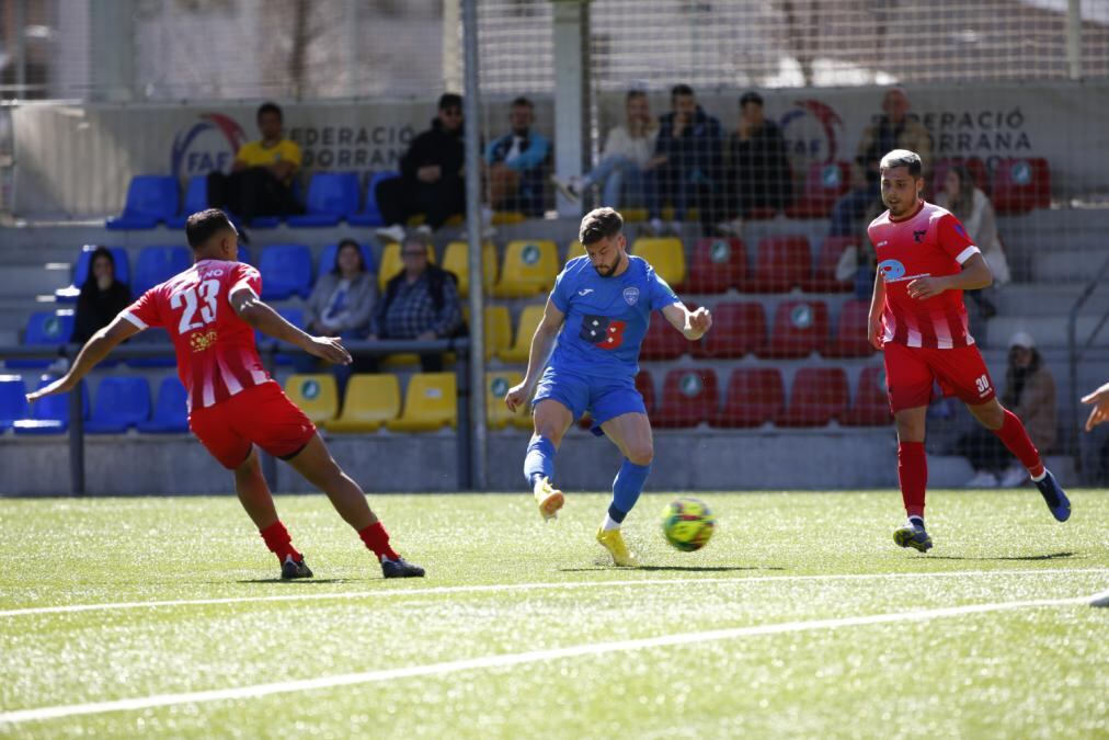 Un moment del partit entre l&#039;Atlètic d&#039;Escaldes i la Penya Encarnada