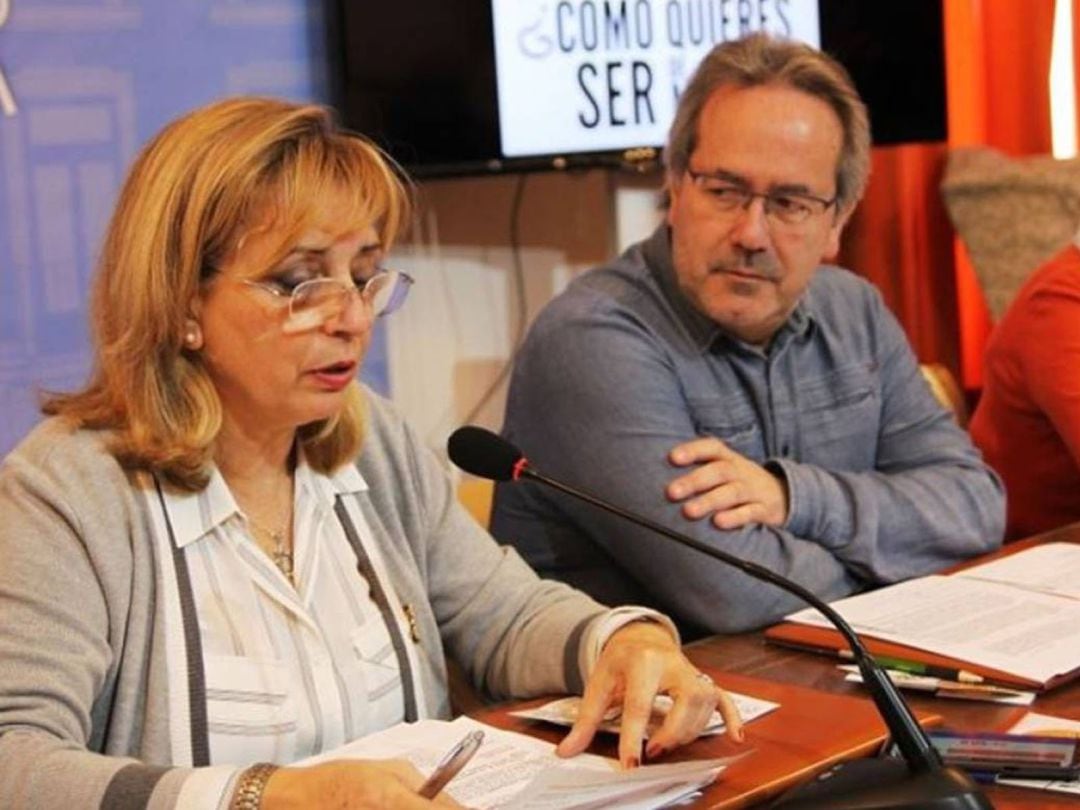La concejala de Servicios Sociales, Inmaculada Lucas, junto a Francisco Guarido durante una rueda de prensa