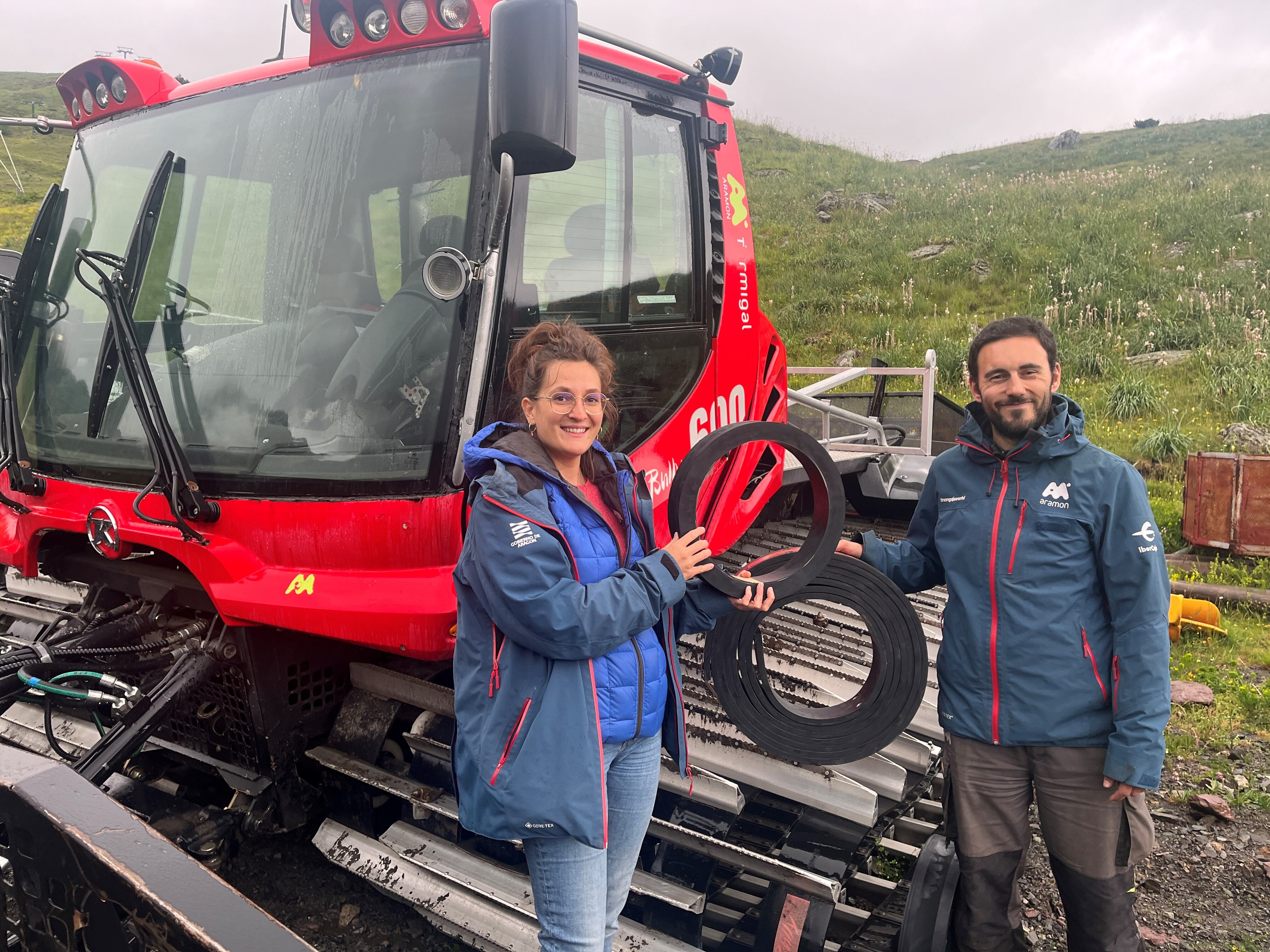 Reutilizan revestimientos de poleas, bandas de oruga, correas o neumáticos de transportadores de sillas