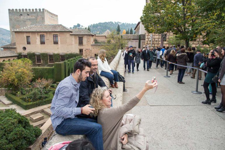 Cola de entrada a los palacios nazaríes de la Alhambra (Granada)