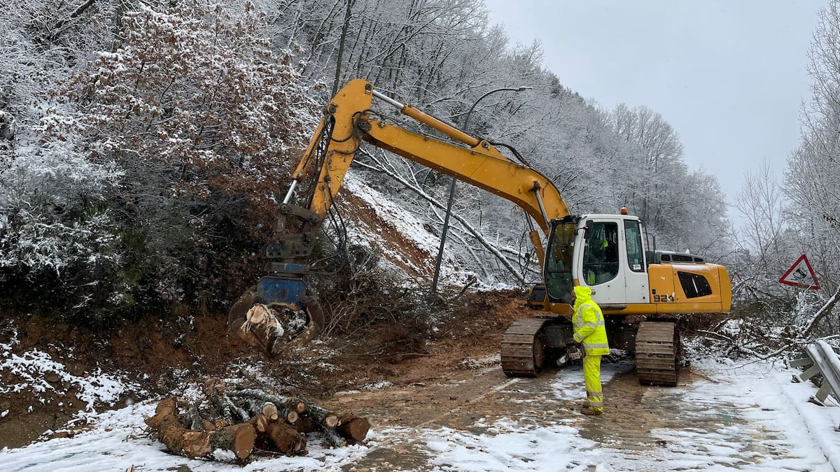 Comienza la limpieza de la CL-615 en Guardo sin plazo de reapertura