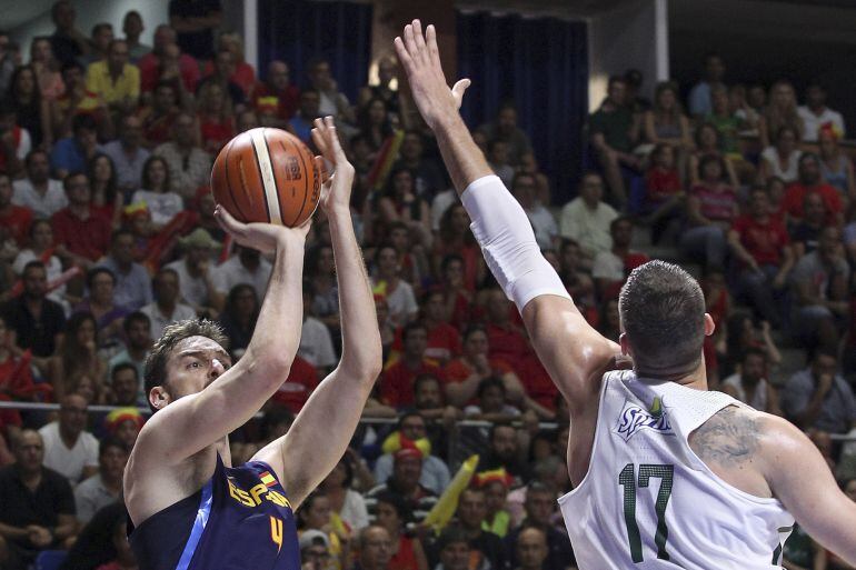 El pívot de España Pau Gasol lanza ante la defensa del pívot de Lituania, Jonas Valanciunas durante el tercer partido de preparación del combinado nacional para los Juegos Olímpicos de Río de Janeiro.