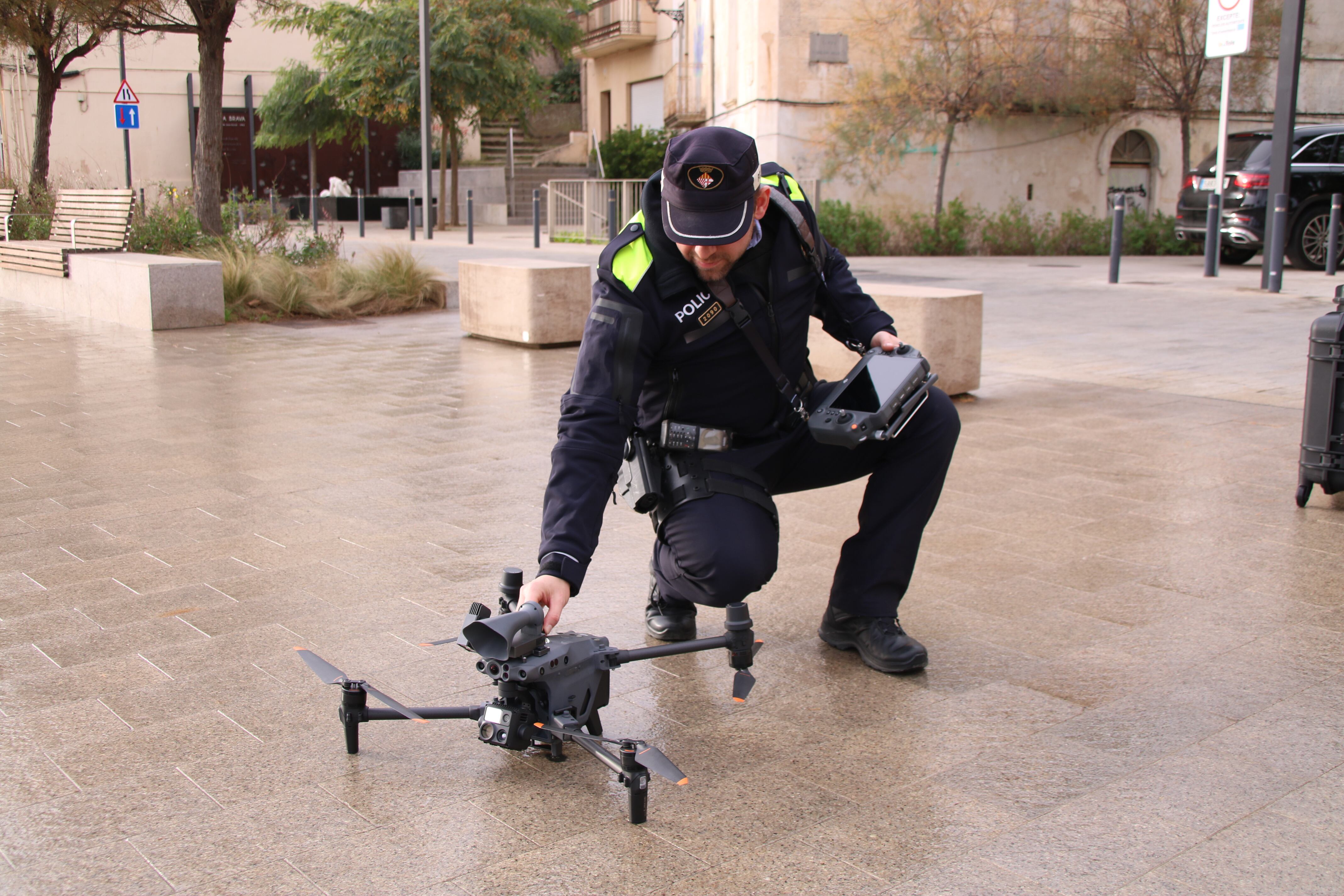 Un agent activant un dron