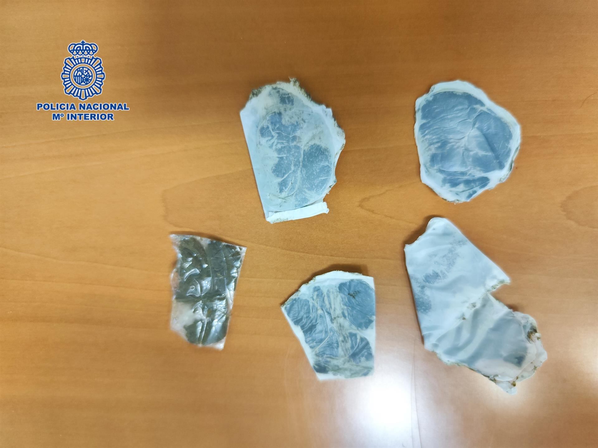 Envoltorios de papel transparente con hachís hallados en la chaqueta