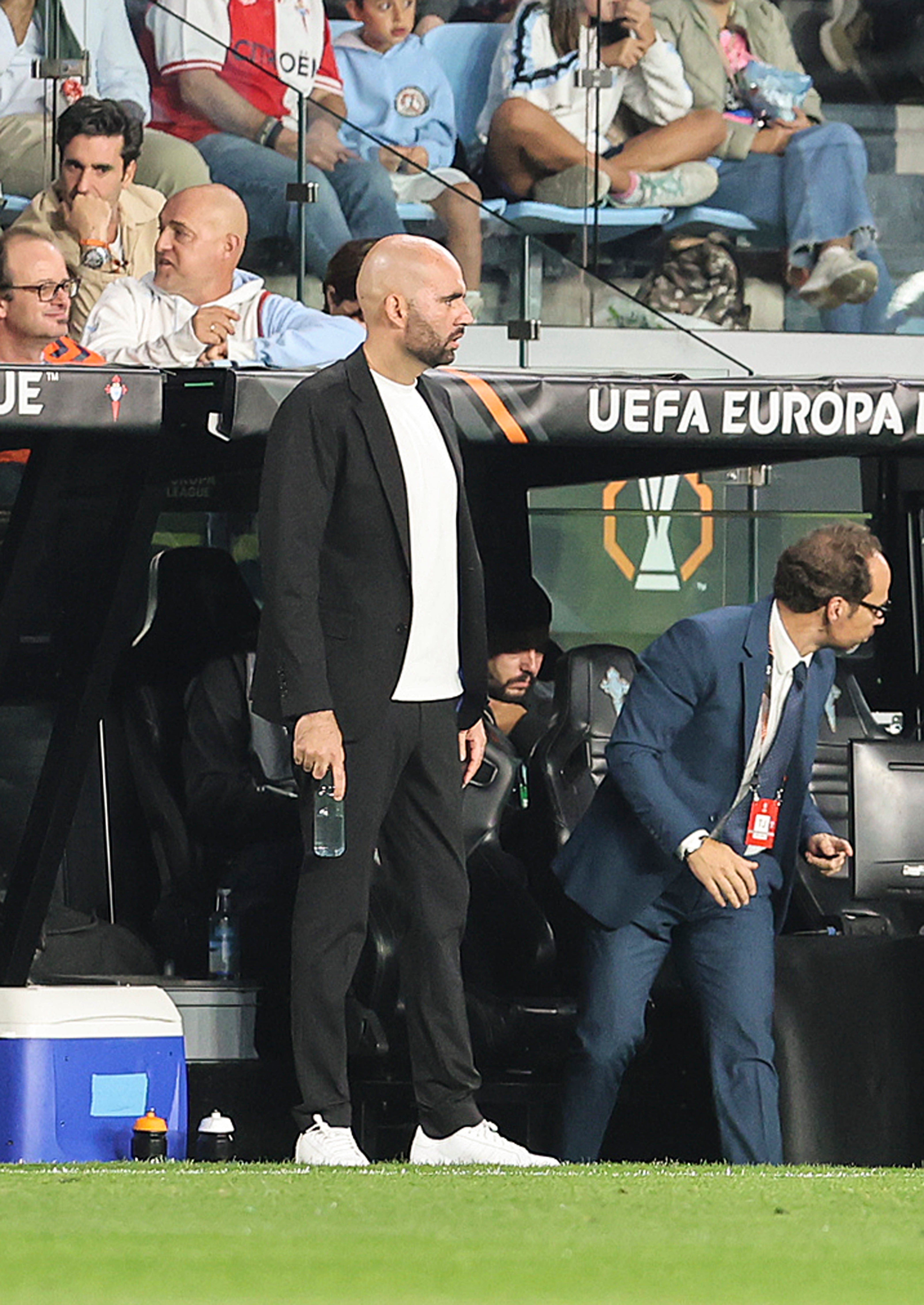 VIGO (PONTEVEDRA), 02/10/2025.- El entrenador del Celta, Claudio Giráldez, durante el partido de Liga Europa que Celta de Vigo y PAOK de Salónica disputan este jueves en el estadio de Balaídos, en Vigo. EFE/ Salvador Sas
