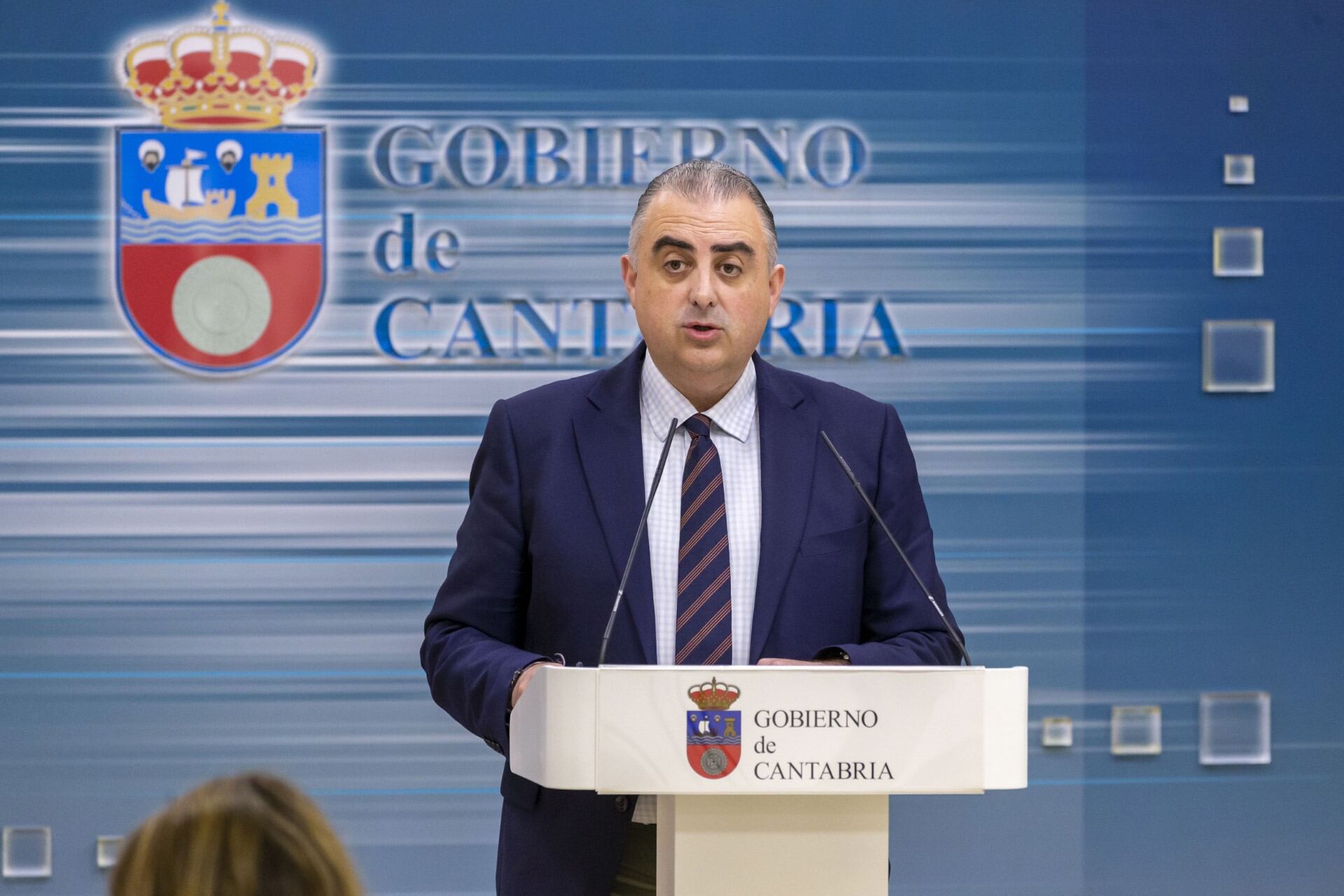 El Consejero de Fomento, Ordenación del Territorio y Medio Ambiente compareciendo en la sede del Gobierno de Cantabria.