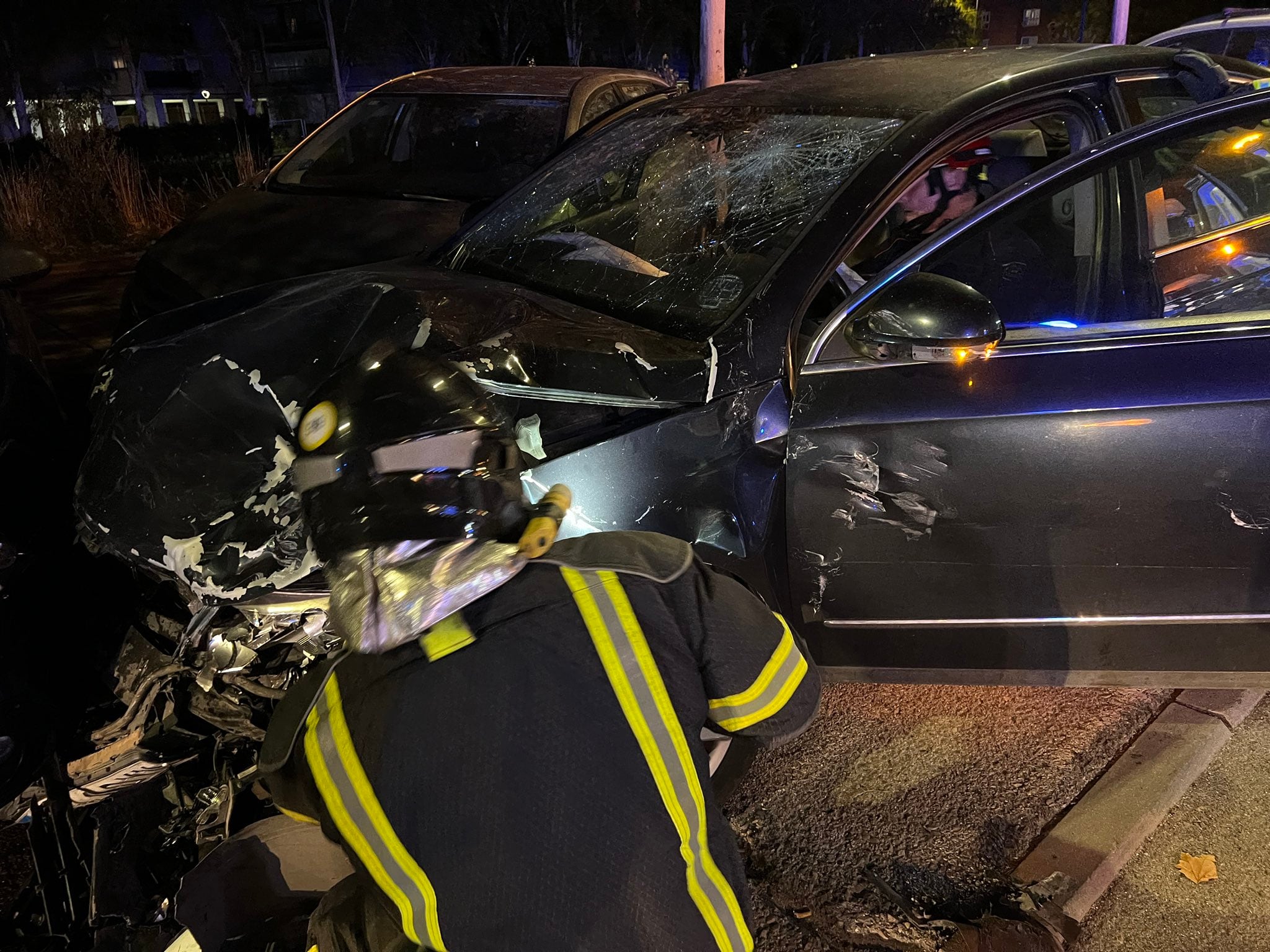 Uno de los vehículos implicados en el accidente en una calle de Móstoles