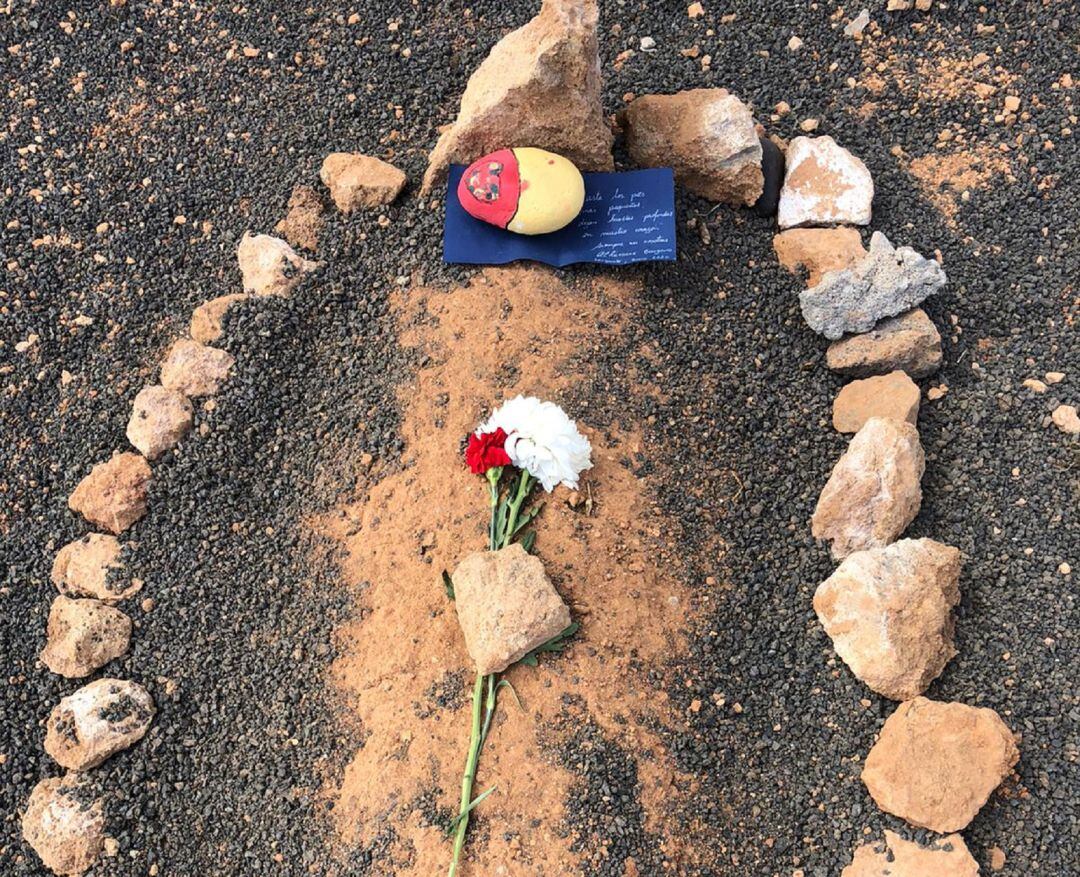 El mensaje y la flor en la tumbra del bebé que nació y murió en una patera